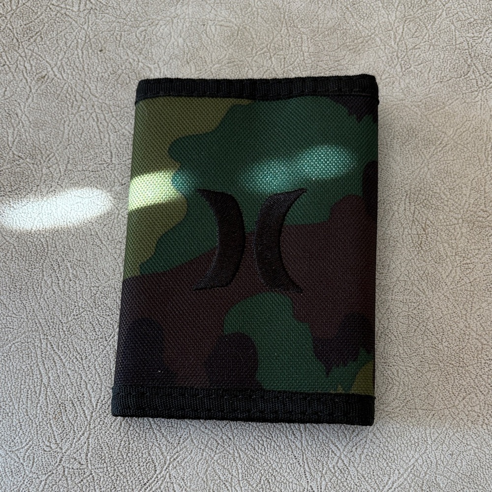 Men’s Hurley camo wallet NWOT